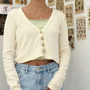 Urban outfitters cream crop cardigan w a flower detail 🪴 fits small  🌟